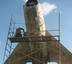 Энтузиасты Краматорска начали реставрировать памятник-самолет
